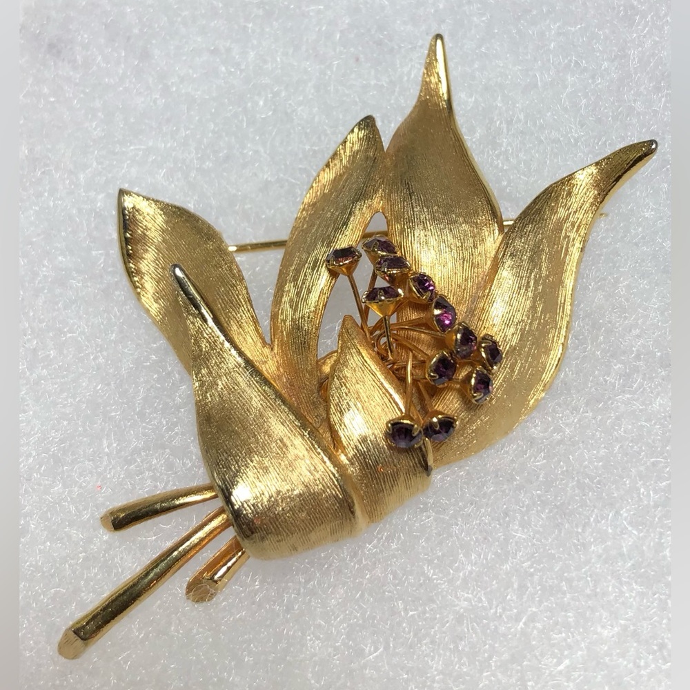 VNT Gold tone and amethyst color, rhinestone brooch Like New